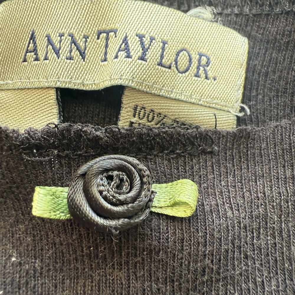 Vintage Ann Taylor Black Short Sleeve Top With Cute Little Rose 🌹 Embellishment - Picture 9 of 9